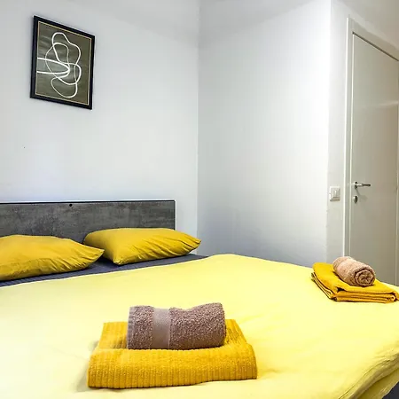 606 Vala Apartment